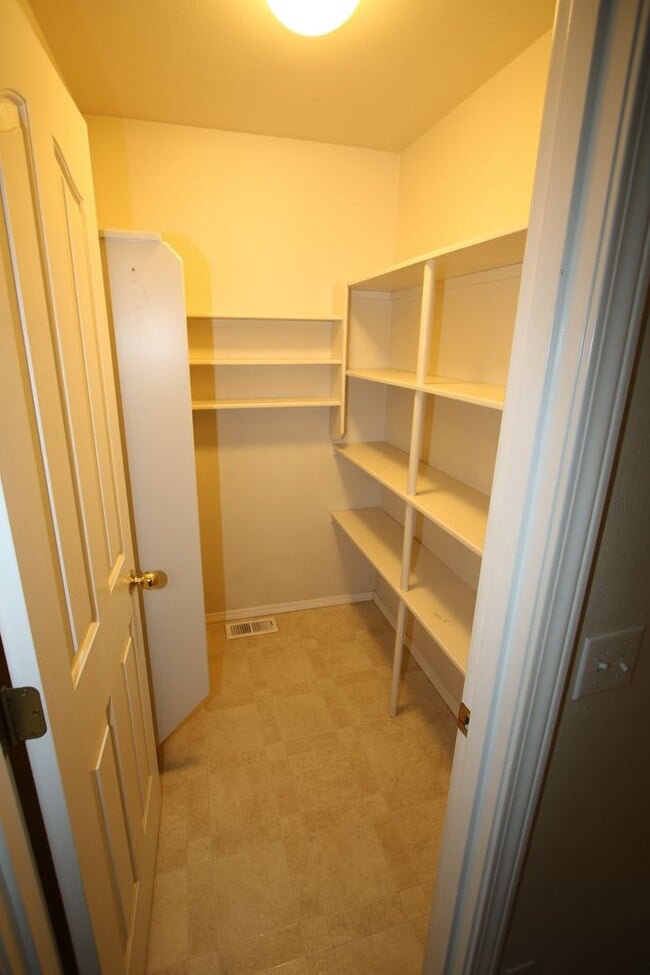 Building Photo - 3 Bedroom Eagle River Townhouse!