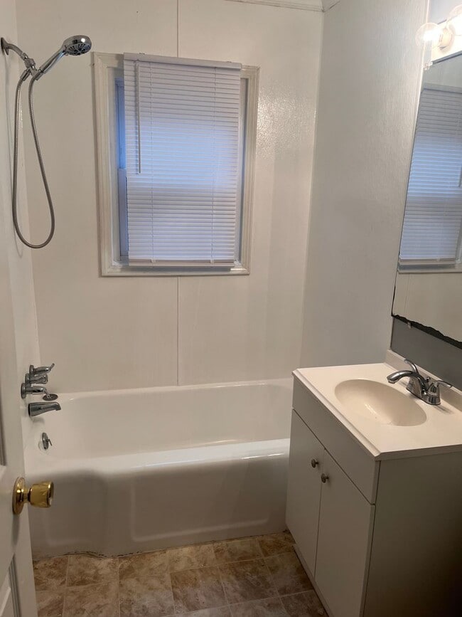 Building Photo - QUAINT 2 BEDROOM MINUTES FROM DOWNTOWN RALEIGH!