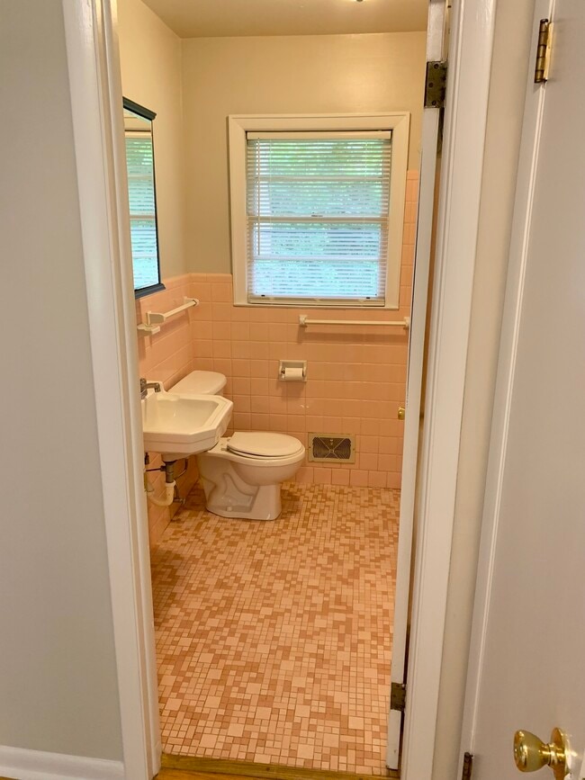 Building Photo - 145 Seminole Ave