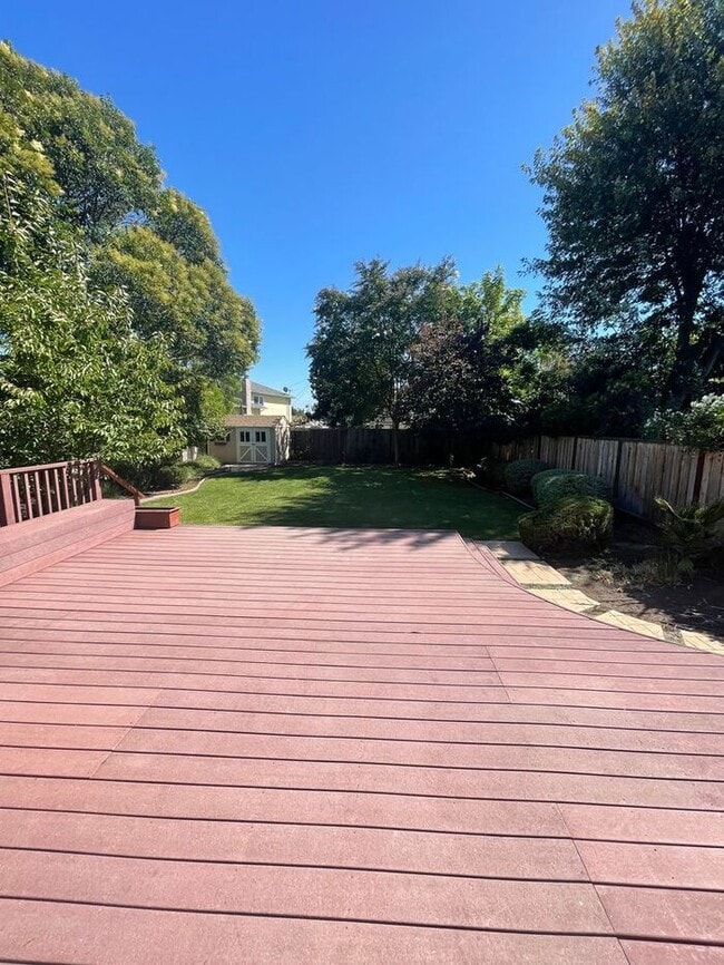 Building Photo - Great 3 Bedrooms 1 Bath home near Lake Chabot