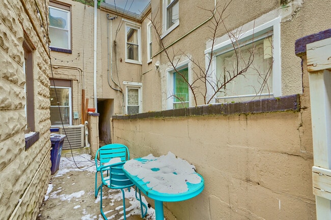 Building Photo - 411 S Madeira St