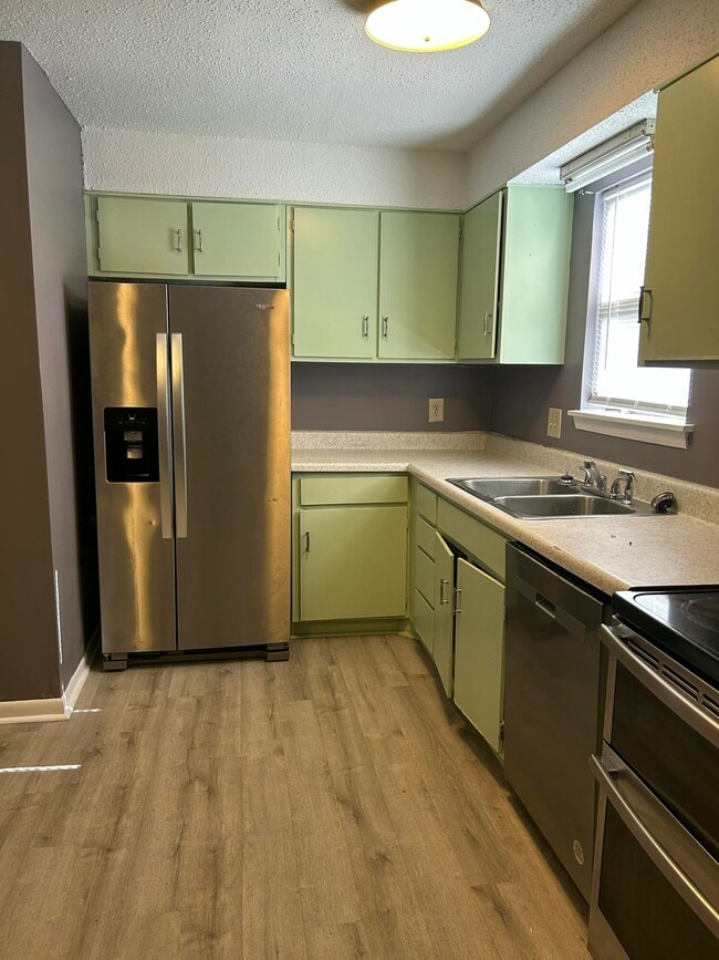 Building Photo - 251 Rast St