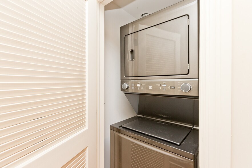 Building Photo - 2414 W Moffat St