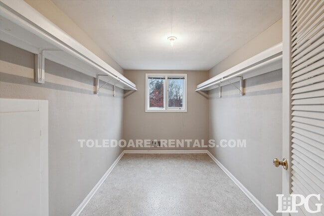Building Photo - 3835 Hillandale Rd