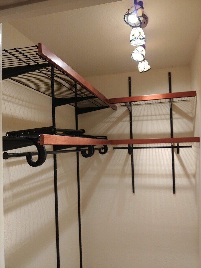 Walk in Closet - 3333 W St