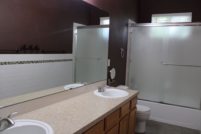Building Photo - Spacious 2-Bedroom Condo Backing to Open Space