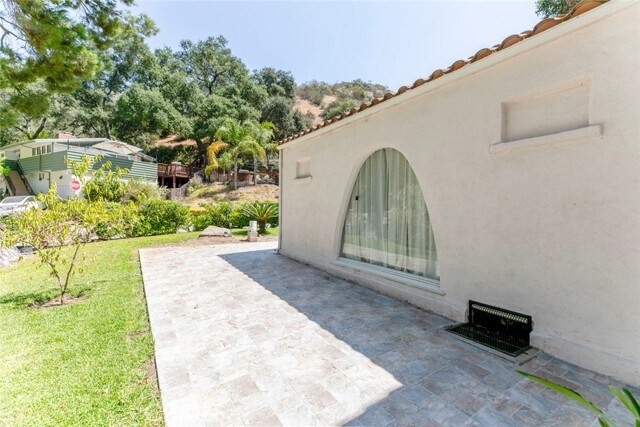 Building Photo - 2644 E Chevy Chase Dr