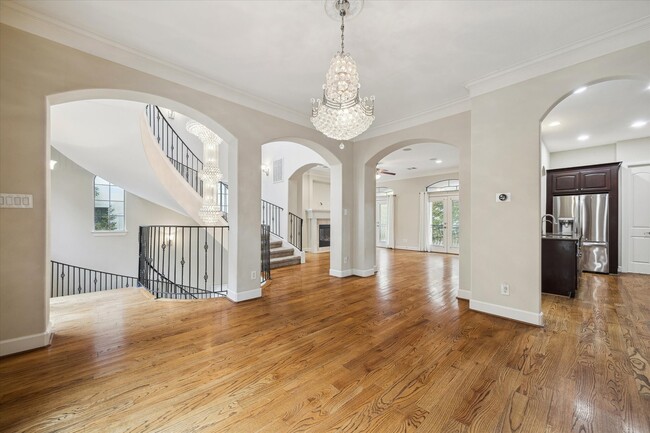 Building Photo - 607 Oakley St