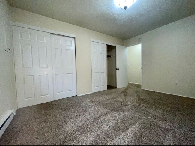 Building Photo - Montavilla 1 Bedroom Main Floor Apartment w/ A/C and Off Street Parking~ PETS WELCOME! 95 Walkscore!