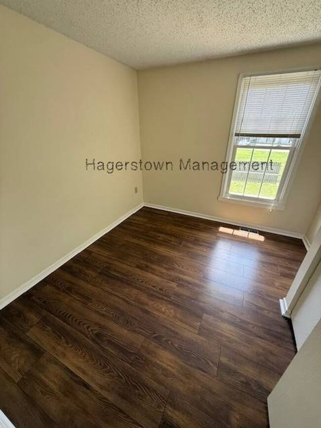 Building Photo - 3 BR Townhouse - Iris Ct