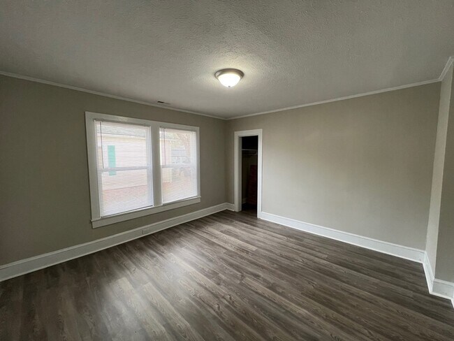 Building Photo - 1006 W C Street