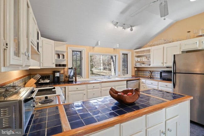 Building Photo - 206 Grove Ave