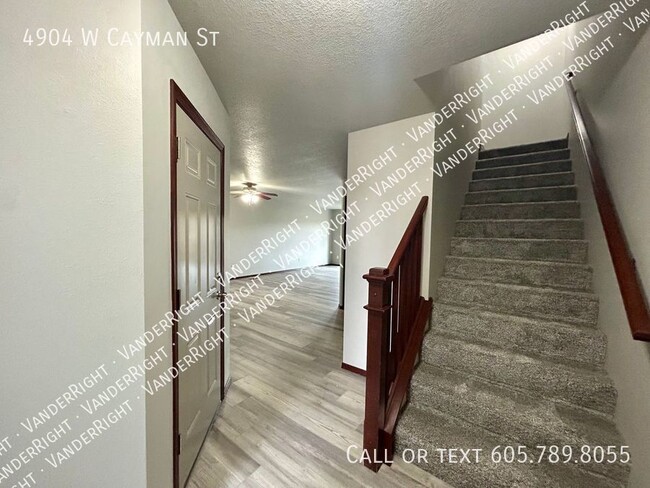 Building Photo - Spacious 3 Bedroom 2.5 Bathroom Townhome!