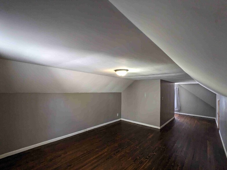 Building Photo - 256 Parkway Dr