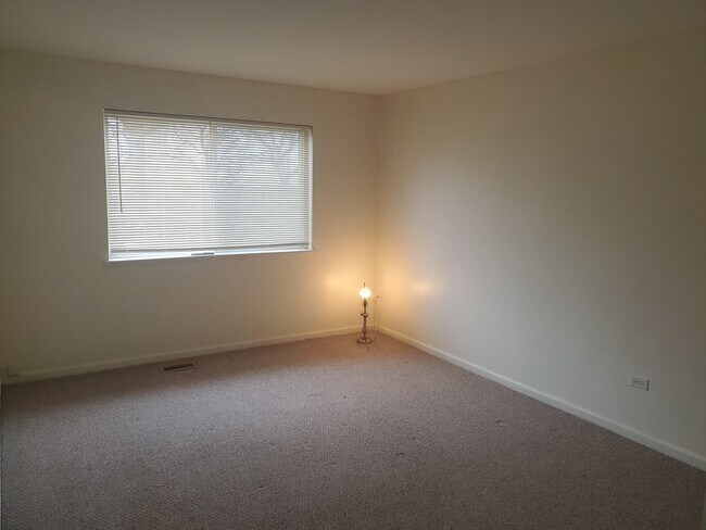 Building Photo - 923 Huntington Dr