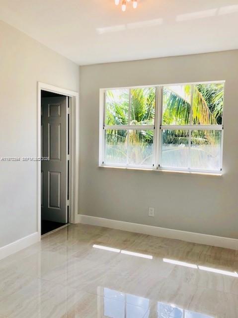 Building Photo - 621 NE 8th Ave