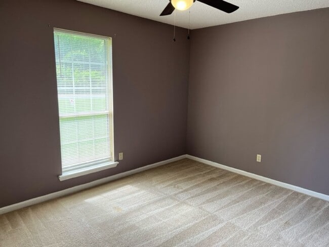 Building Photo - Spacious 4bedroom/2 bathroom home