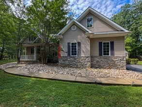 Building Photo - 25 Fleetwood Dr