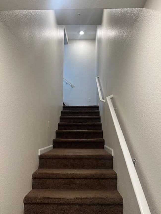 Building Photo - Freshly Painted Larger End Unit Condo for Rent!