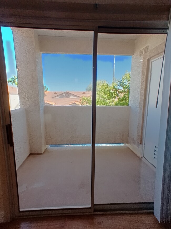 Building Photo - 855 N Stephanie St