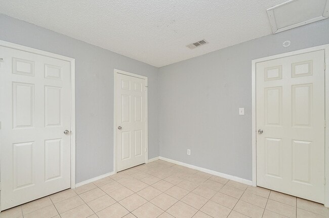 Building Photo - Property available in Old River Manor