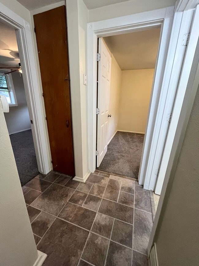 Building Photo - 3 Bed/1 Bath with Bonus Room and Fully Fenced in Yard!