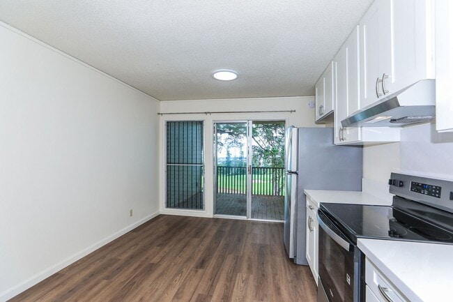 Building Photo - Ridgeway - Renovated two story, 2 bedroom, 1 bath with 1 uncovered parking stall