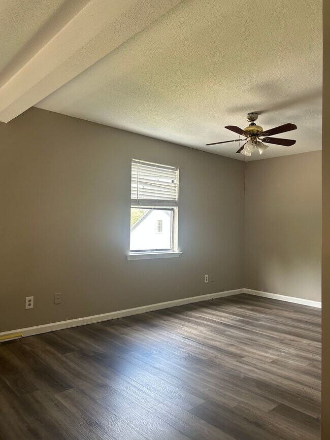 Building Photo - 406 Alice Dr