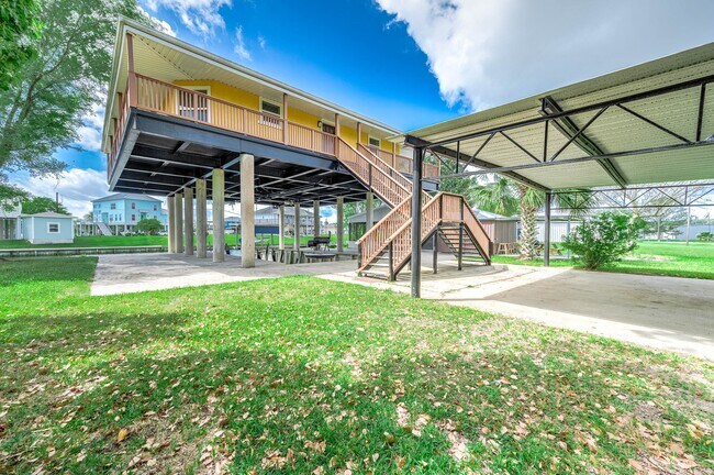 Building Photo - 302 Palm Dr