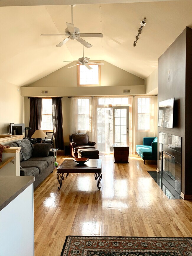 Building Photo - 1752 W Superior St