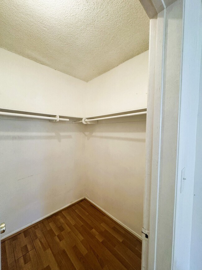 Building Photo - 2031 E Almont Ave
