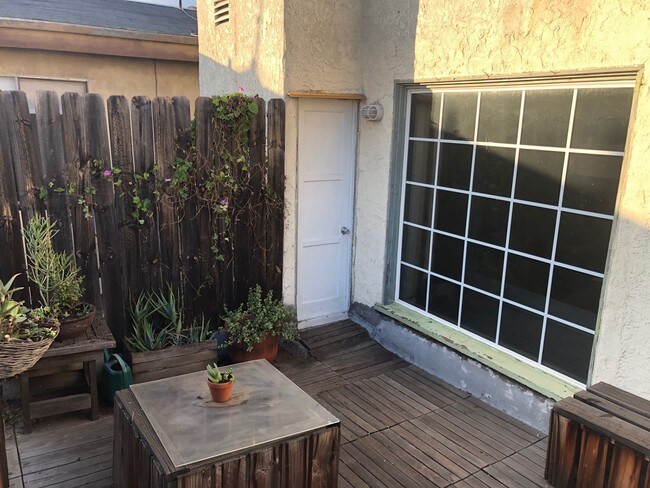 upstairs private deck - 6107 Saturn St