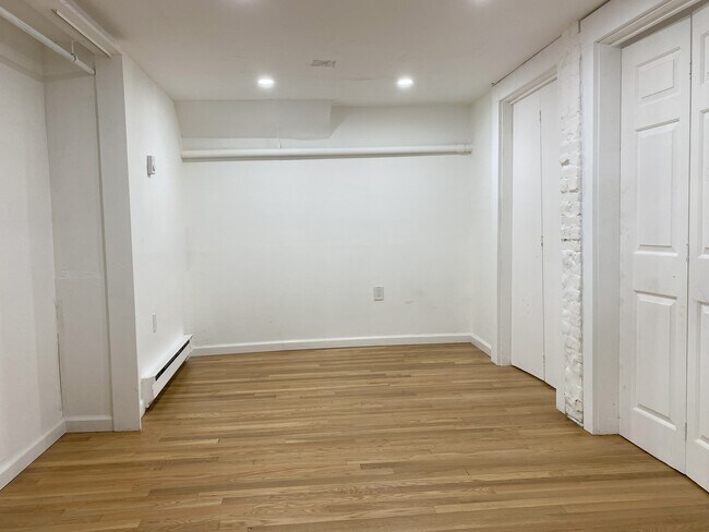 Building Photo - 686 Parker St