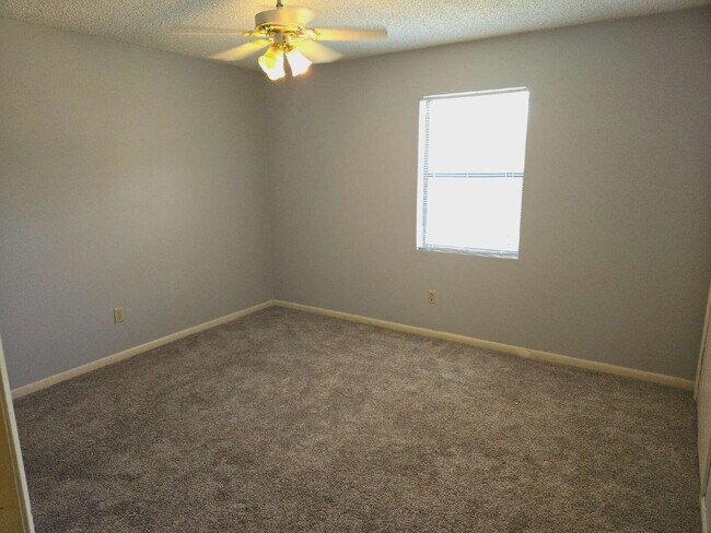 Building Photo - Great location. Centrally located.