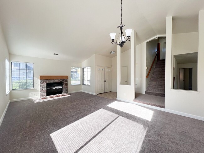 Building Photo - Newly Renovated 4 Bed, 3 Bath Home