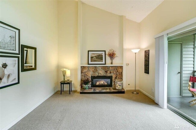 Living Room - 4647 W Lake Sammamish Pkwy SE