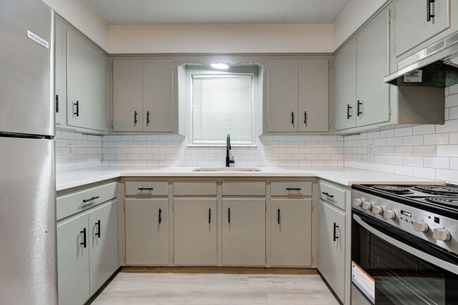 Building Photo - RECENTLY REMODELED!! 1 Bed 1 Bath 1 Mile West of OU Campus