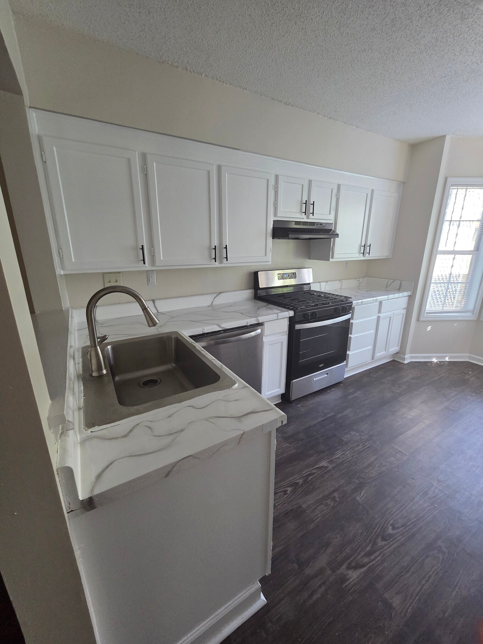 Building Photo - 6043 Green Forest Dr