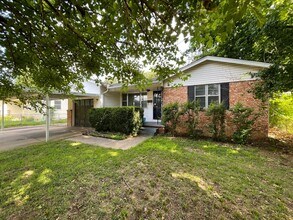 Building Photo - 3 bedrooms, 1.5 bath, close to Brookside restaurants, shopping and entertainment.