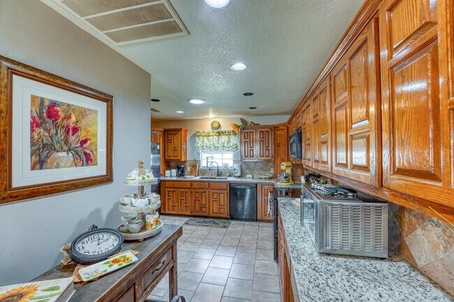 Building Photo - 603 Sunray