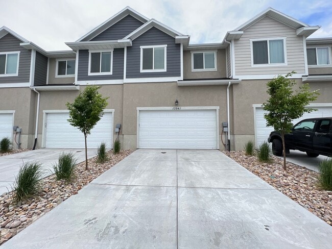 Building Photo - 3 Bedroom/2.5 Bathroom Townhouse in Herriman