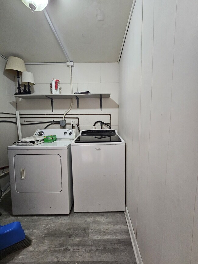 Building Photo - Historic home 2/1 for rent! Fully furnished