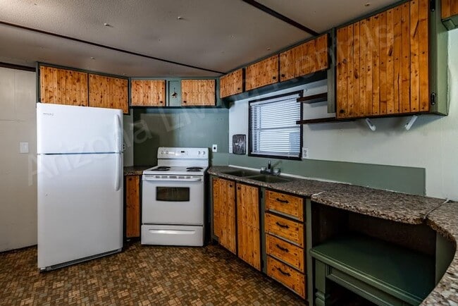Building Photo - COZY & SPACIOUS