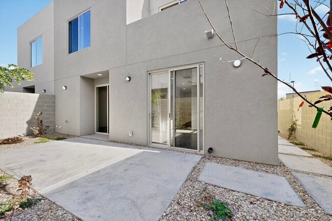 Building Photo - 705 Alcalde Pl SW