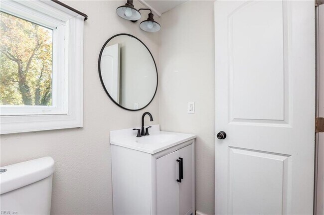 Building Photo - 1914 King St