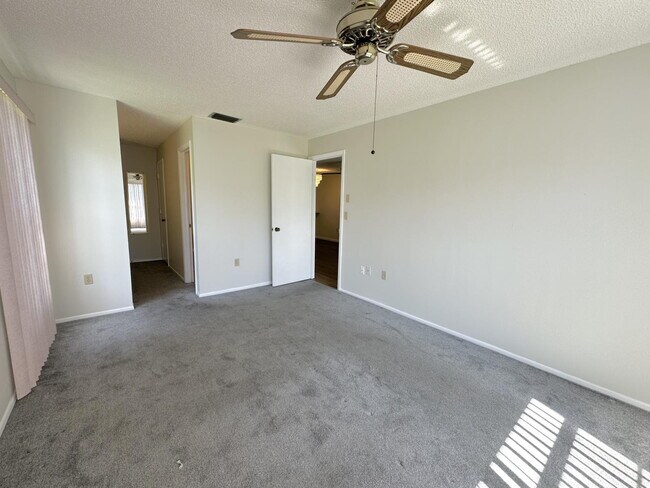 Building Photo - "Charming 2-Bed, 2-Bath Oasis in New Port ...