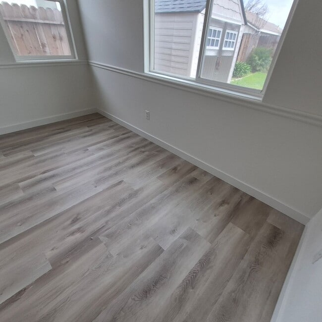 Building Photo - New Flooring throughout; Nice Elk Grove 3 bedroom home! Single story