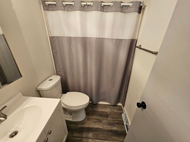 Building Photo - Cozy Two-Bedroom Apartment – Great Locatio...