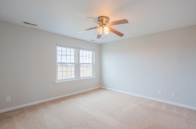 Building Photo - Great Views Overlooking the Golf Course - Large 3 Bedroom End unit TownHouse