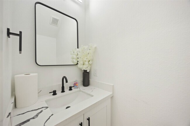 Building Photo - 964 Lucky St